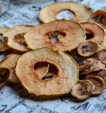 Baked Apple and Banana Chips - so easy and fun to make at home without any added fat or sugar. | @tasteLUVnourish on www.tasteloveandnourish.com