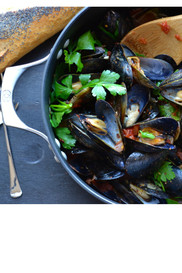 Mussels Marinara or Fra Diavolo - this authentic recipe is so simple with the most incredible sauce. Wonderful with a loaf of crusty bread or over pasta! | @tasteLUVnourish