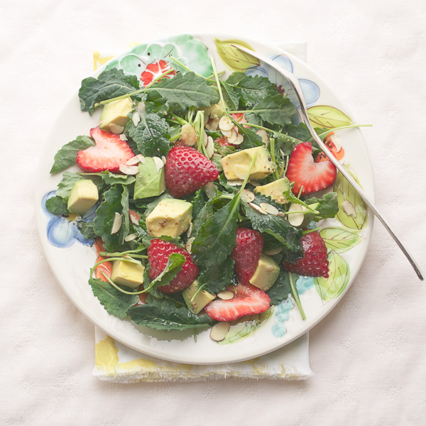 Baby Kale Salad with Strawberry and Avocado | @tasteLUVnourish on www.tasteloveandnourish.com
