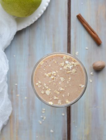 Pear Crisp Smoothie - this smoothie tastes exactly like dessert, but without the fat and empty calories! | @tasteLUVnourish #smoothie #healthy #ad @lovemysilk