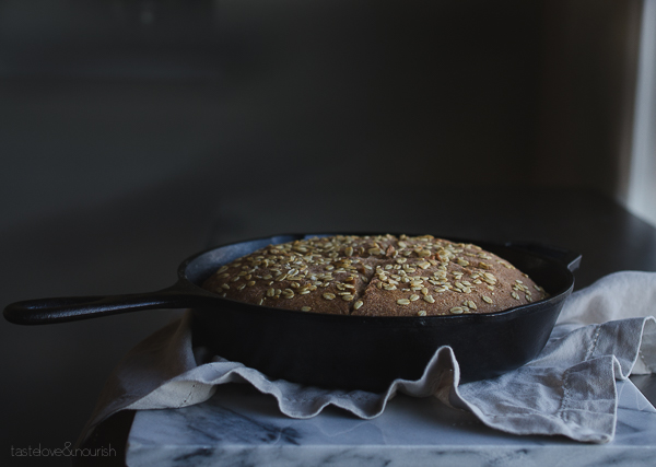 This Whole Wheat No-Knead Skillet Bread is so incredibly easy, crusty and delicious! It makes a perfect bread to serve with meals with soft butter or a dish of olive oil. | @tasteLUVnourish on TasteLoveAndNourish.com