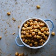Spicy Roasted Chickpeas - this easy recipe yields the most crunchy and tasty healthy snack ever! These tips give you the best results! | @tasteLUVnourish