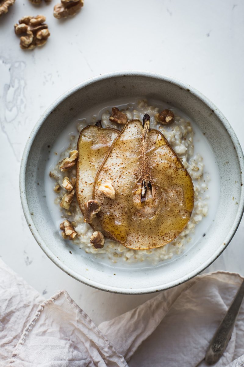 These Creamy Steel Cut Oats with Roasted Pears are a warm and cozy way to start the day.  Made without refined sugar, deliciously vegan and naturally gluten-free. From @tasteLUVnourish